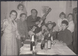 Suonatore Di Chitarra Dopo La Cena Bottiglia Duff Gordon, 1960 Foto Epoca - Lugares