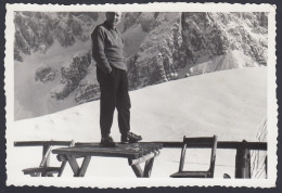 In Piedi Su Tavolo Rifugio In Montagna Da Identificare, 1950 Foto Vintage - Lugares