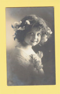 XB1278 JEUNE FILLE, ENFANT, GIRL FAMOUS CHILD MODEL SHIRLEY ASHTON FLOWER HAIR DECORATION RPPC - Ritratti