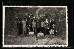 Foto-AK Gruppe Von Schützen Mit Einem Bild, Gedenkschiessen 1909, Schützenfest  - Jagd