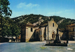 CPM..84..ROBION..VAUCLUSE..L'EGLISE LE MONUMENT AUX MORTS..LA MONTAGNE DU LUBERON..84180 - Robion