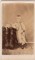 Photo CDV D'un Petit Garcon élégant Posant Dans Un Studio Photo A Colombier - Old (before 1900)