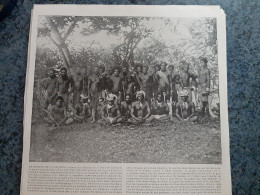 AFFICHE  - PHOTOGRAPHIQUE   -  UN GROUPE DE CANAQUES  , DES INDIGENES DE LA NOUVELLE -CALEDONIE - Affiches