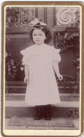 Photo CDV D'une  Petite Fille élégante Posant Dans Un Studio Photo A Mirecourt - Old (before 1900)