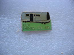 Pin's Wagons Dans Les Mines De Sel De La Commune Suisse BEX (canton De Vaud) - Altri & Non Classificati