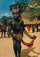 CAMERUM - CARTOLINA - AFRIQUE EN COULEURS - LA DANSEUSE AU MOUCHOIR - VG. PER BERGAMO - 1976 - Camerun