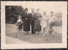 Ritratto Di Famiglia Con Bimbi In Bicicletta - 1940 Fotografia D'epoca - Places