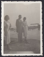 Italia 1940 - Coppia In Riva Al Mare In Abbigliamento Elegante - Foto - Places