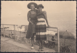 Bordighera (IM) 1952 - Amiche In Posa Sul Lungomare - Fotografia D'epoca - Places