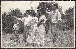 Italia 1950 - Discorsi Familiari In Mezzo Ad Un Campo - Foto D'epoca - Places