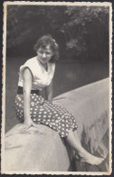 Italia 1950 - Paola Su Muretto In Riva Al Fiume - Fotografia D'epoca - Places