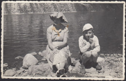 Italia 1950 - Mamma E Figlio Nella Riva Di Un Fiume - Fotografia D'epoca - Places