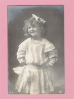 XB1294   JEUNE FILLE, ENFANT, GIRL FAMOUS CHILD MODEL CANDICE  ASHTON IN LACE DRESS RPPC - Portraits