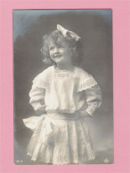 XB1294   JEUNE FILLE, ENFANT, GIRL FAMOUS CHILD MODEL CANDICE  ASHTON IN LACE DRESS RPPC - Ritratti