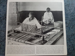 AFFICHE  - PHOTOGRAPHIQUE   -  LES TISSEUSES MALGACHES  , AVEC LE TISSU  ( LE LAMBAS )  ETOFFE NATIONALE - Plakate