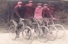 Carte Photo - Cyclisme - 4 Amis Sur Leur Velo - Bras Dessus Dessous  - Autres & Non Classés