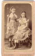 Photo CDV De Deux Jeune Fille élégante Posant Dans Un Studio Photo A Paris - Old (before 1900)