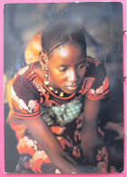 Visuel Pas Très Courant - Couleurs D'Afrique - Belle Jeune Fille - Beautiful Young Girl - Joli Timbre De Gambie - Ohne Zuordnung