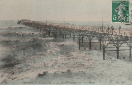 XXX -(14) TROUVILLE SUR MER - LA JETEE PROMENADE PAR GROS TEMPS - CARTE COLORISEE - 2 SCANS - Trouville