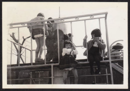 Superbe Photographie Amateur Jeunes Enfants Japonais S'amusant Dans Une Parc D'attraction Jeux  JAPAN JAPON 11,3x7,8 Cm - Plaatsen