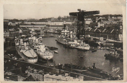 XXX -(29) BREST - LE CUIRASSE " LORRAINE " SOUS LA GRUE - A GAUCHE " JEANNE D' ARC " ET " EMILE BERTIN " - TAMPON - Brest