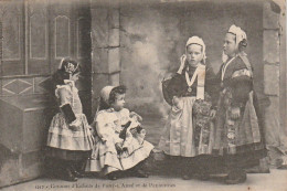 XXX -(29) COSTUMES D' ENFANTS DE PONT L' ABBE ET DE PLUGUFFAN - FILLETTE AVEC POUPEE - 2 SCANS - Costumi