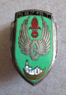 INSIGNE ARMÉE DE TERRE . 587 Ieme BATAILLON DU TRAIN  AVEC SON CUIR D ORIGINE - FABRIQUANT ; ARÉMAIL PARIS - Armée De Terre