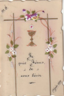 XXX -" JE PRIE JESUS DE VOUS BENIR " - CARTE RELIGIEUSE CELLULOID PEINTE ( 01/06/1899 ) - CALICE  ET FLEURS  - Religion & Esotérisme