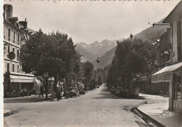 XXX -(31) LUCHON - ALLEES D' ETIGNY - LE PORT DE VENASQUE DANS LE FOND - HOTEL , BIJOUTERIE ...- 2 SCANS - Luchon