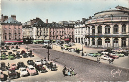 XXX -(35) RENNES - PLACE DE L' HOTEL DE VILLE ET LE THEATRE - ANIMATION - AUTOMOBILES - 2 SCANS - Rennes