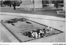 AJTP5-75-0523 - PARIS - Sous L'arc De Triomphe De L'etoile Le Tombeau Du Soldat Inconnu - Other & Unclassified