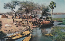 XXX - VILLAGE AU BORD DE LA RIVIERE - CHARGEMENT ET TRANSPORT EN PIROGUES - CORRESPONDANCE COTE D' IVOIRE- 2 SCANS - Côte-d'Ivoire