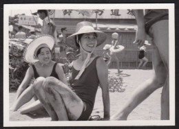 Superbe Photo Amateur Très Belle Femme élégante En Chapeau Beau Sourire Plage Maillot De Bain JAPAN JAPON, 9x6,4 Cm - Plaatsen