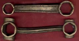 ** LOT  2  CLEFS  VELO  -  CYCLO ** - Ancient Tools