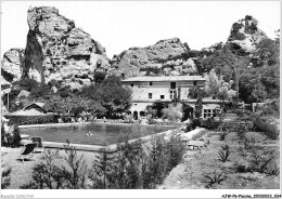 AJWP6-0559 - PISCINE - LES BAUX DE PROVENCE - L'OUSTAU DE BAUMANIERE ET SA PISCINE A L'ENTRE DU VAL D'ENFER  - Autres & Non Classés