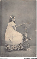 AJRP5-0474 - ENFANTS - FILLETTE ET POUPEE SUR OEUF GEANT - Portraits