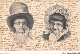 AJRP4-0421 - ENFANTS - GARCON ET FILLETTE A LUNETTES ET CHAPEAUX - Groupes D'enfants & Familles