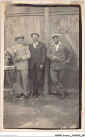 AJRP7-0744 - HOMMES - PORTRAIT DE TROIS HOMMES - Hommes