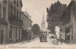 XXX -(51) MOURMELON LE GRAND - LE CAFE DES OFFICIERS ET LA RUE DE CHALONS - ANIMATION - VOITURE HIPPOMOBILE - 2 SCANS - Mourmelon Le Grand