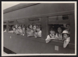 Superbe Photo Amateur Très Belle Scène De Train, Jeunes Filles En Voyage Beau Cliché Snapshot  JAPAN JAPON, 8,8x6,2 Cm - Plaatsen