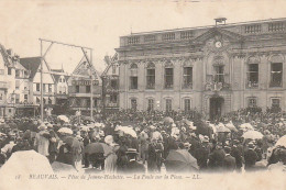 XXX -(60) BEAUVAIS - FETES DE JEANNE HACHETTE - LA FOULE SUR LA PLACE - 2 SCANS - Beauvais