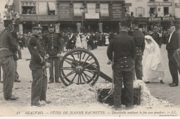 XXX -(60) BEAUVAIS - FETES DE JEANNE HACHETTE - DEMOISELLE METTANT LE FEU AUX POUDRES - 2 SCANS - Beauvais