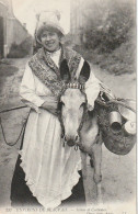 XXX -(60) ENVIRONS DE BEAUVAIS - SCENES ET COSTUMES - DEUX BONS AMIS - JEUNE FEMME AVEC COIFFE ET ANE  - 2 SCANS - Trachten