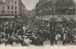 XXX -(60) BEAUVAIS - FETES DE JEANNE HACHETTE - LE CORTEGE - MUSIQUE MUNICIPALE ET ETENDARD DE JEANNE HACHETTE - Beauvais