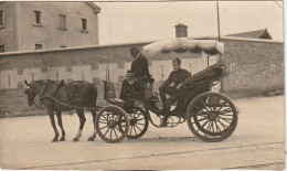 XXX -(69) LYON - " VICTOR , A LYON " ( 1918 ) - PHOTOGRAPHIE - MILITAIRE EN CALECHE - 2 SCANS - Oorlog, Militair