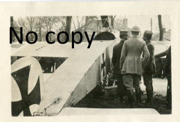 PHOTO FRANCAISE - AVION ALLEMAND FOKKER CAPTURE A COURMELOIS ET PRESENTE A REIMS MARNE - GUERRE 1914 1918 - Oorlog, Militair