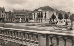 XXX -(79) PARTHENAY - PLACE DU DRAPEAU  - 2 SCANS - Parthenay