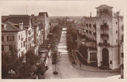 XXX -(88) VITTEL - AVENUE AMBROISE BOULOUMIE ET LES HOTELS - 2 SCANS - Contrexeville