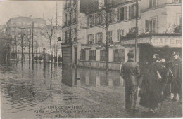 XXX -(92) INONDATIONS - CRUE DE LA SEINE 1910 - CLICHY - ANGLE DE LA RUE DU BOIS - ANIMATION - PHOTOGRAPHE - 2 SCANS - Clichy