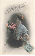 BONNE ANNEE #27047 JEUNE FEMME BEAU REGARD BOUQUET FLEURS - Anno Nuovo